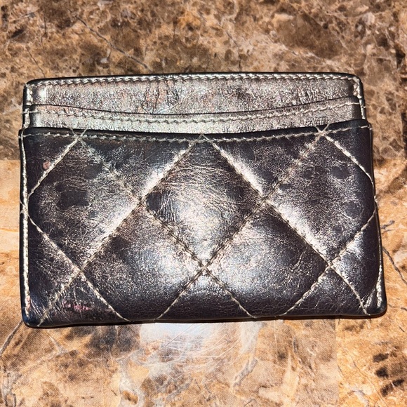 CHANEL - Metallic Aged calfskin quilted reissue card holder bronze color - Picture 2 of 8